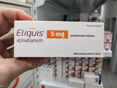 Prag, Çek Cumhuriyeti - 10 Temmuz 2024: BRISTOL-MYERS SQUIBB tarafından üzerinde APIXABAN aktif maddesi bulunan ELIQUIS ilaç kutusu, kan pıhtısının önlenmesi ve felç önleme tedavisinde kullanıldı.