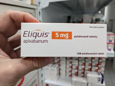 Prag, Çek Cumhuriyeti - 10 Temmuz 2024: BRISTOL-MYERS SQUIBB tarafından üzerinde APIXABAN aktif maddesi bulunan ELIQUIS ilaç kutusu, kan pıhtısının önlenmesi ve felç önleme tedavisinde kullanıldı.