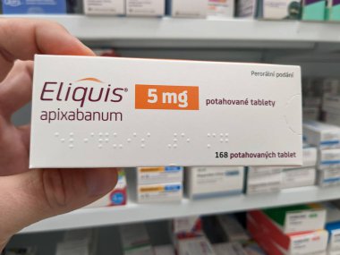Prag, Çek Cumhuriyeti - 10 Temmuz 2024: BRISTOL-MYERS SQUIBB tarafından üzerinde APIXABAN aktif maddesi bulunan ELIQUIS ilaç kutusu, kan pıhtısının önlenmesi ve felç önleme tedavisinde kullanıldı.