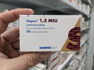Prag, Çek Cumhuriyeti - 10 Temmuz 2024: SANDOZ tarafından PHENOXYMETHYPENICILLIN aktif maddesi ile OSPEN ilaç kutusu, strep boğaz ve bademcik iltihabı gibi bakteriyel enfeksiyonların tedavisinde kullanılır.