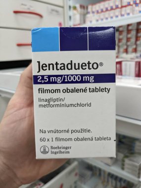 Prag, Çek Cumhuriyeti - 10 Temmuz 2024: Tip 2 diyabet ve kan şekeri kontrolünde kullanılan ve BOEHRINGER INGELHEIM tarafından kullanılan LINAGLIPTIN ve METFORMIN aktif maddeleriyle birlikte JENTADUETO ilaç kutusu.