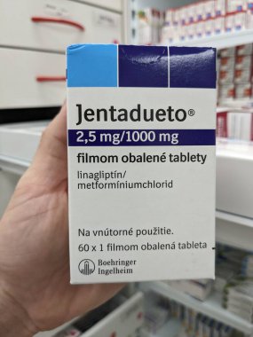 Prag, Çek Cumhuriyeti - 10 Temmuz 2024: Tip 2 diyabet ve kan şekeri kontrolünde kullanılan ve BOEHRINGER INGELHEIM tarafından kullanılan LINAGLIPTIN ve METFORMIN aktif maddeleriyle birlikte JENTADUETO ilaç kutusu.