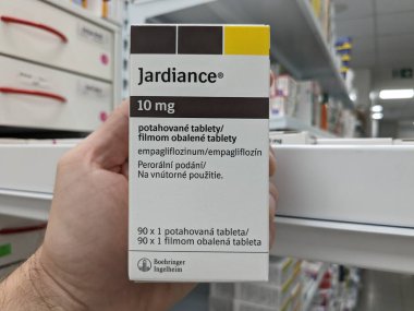 Prag, Çek Cumhuriyeti - 10 Temmuz 2024: BOEHRINGER INGELHEIM tarafından kullanılan ve tip 2 diyabet ve kardiyovasküler risk azaltma tedavisinde kullanılan EMPAGLIFLOZIN aktif maddesiyle JARDIANCE ilaç kutusu.