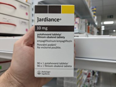 Prag, Çek Cumhuriyeti - 10 Temmuz 2024: BOEHRINGER INGELHEIM tarafından kullanılan ve tip 2 diyabet ve kardiyovasküler risk azaltma tedavisinde kullanılan EMPAGLIFLOZIN aktif maddesiyle JARDIANCE ilaç kutusu.