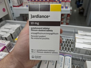 Prag, Çek Cumhuriyeti - 10 Temmuz 2024: BOEHRINGER INGELHEIM tarafından kullanılan ve tip 2 diyabet ve kardiyovasküler risk azaltma tedavisinde kullanılan EMPAGLIFLOZIN aktif maddesiyle JARDIANCE ilaç kutusu.