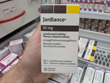 Prag, Çek Cumhuriyeti - 10 Temmuz 2024: BOEHRINGER INGELHEIM tarafından kullanılan ve tip 2 diyabet ve kardiyovasküler risk azaltma tedavisinde kullanılan EMPAGLIFLOZIN aktif maddesiyle JARDIANCE ilaç kutusu.