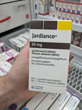 Prag, Çek Cumhuriyeti - 10 Temmuz 2024: BOEHRINGER INGELHEIM tarafından kullanılan ve tip 2 diyabet ve kardiyovasküler risk azaltma tedavisinde kullanılan EMPAGLIFLOZIN aktif maddesiyle JARDIANCE ilaç kutusu.