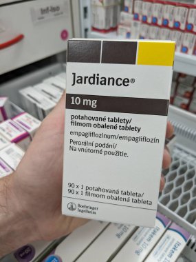 Prag, Çek Cumhuriyeti - 10 Temmuz 2024: BOEHRINGER INGELHEIM tarafından kullanılan ve tip 2 diyabet ve kardiyovasküler risk azaltma tedavisinde kullanılan EMPAGLIFLOZIN aktif maddesiyle JARDIANCE ilaç kutusu.
