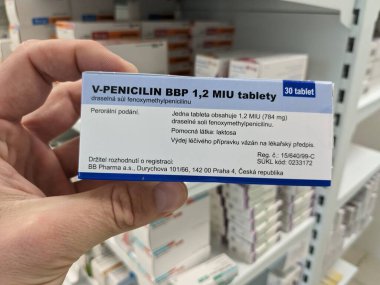 Prag, Çek Cumhuriyeti - 10 Temmuz 2024: Bakteriyel enfeksiyonların tedavisinde kullanılan PENICILLIN V aktif maddesiyle birlikte V-PENICILIN BBP ilaç kutusu.