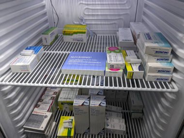 Prag, Çek Cumhuriyeti - 10 Temmuz 2024: ETONOGESTREL ve EthingYL ESTRADIOL aktif maddeleri ile doğum kontrolü ve adet düzenleme için kullanılan doğum kontrol kutusu.