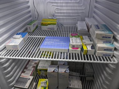 Prag, Çek Cumhuriyeti - 10 Temmuz 2024: ETONOGESTREL ve EthingYL ESTRADIOL aktif maddeleri ile doğum kontrolü ve adet düzenleme için kullanılan doğum kontrol kutusu.