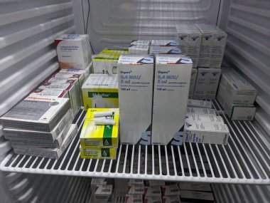 Prag, Çek Cumhuriyeti - 10 Temmuz 2024: SANDOZ tarafından PHENOXYMETHYPENICILLIN aktif maddesi ile OSPEN ilaç kutusu, strep boğaz ve bademcik iltihabı gibi bakteriyel enfeksiyonların tedavisinde kullanılır.