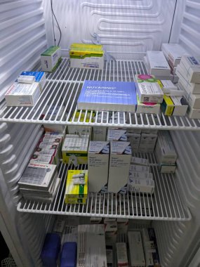 Prag, Çek Cumhuriyeti - 10 Temmuz 2024: ETONOGESTREL ve EthingYL ESTRADIOL aktif maddeleri ile doğum kontrolü ve adet düzenleme için kullanılan doğum kontrol kutusu.