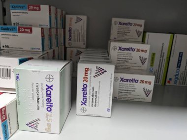 Prag, Çek Cumhuriyeti - 10 Temmuz 2024: BAYER tarafından kullanılan ve kan pıhtılarının önlenmesi ve tedavisinde kullanılan RİVAROXABAN aktif maddesi içeren XARELTO ilaç kutusu.