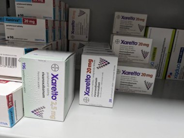 Prag, Çek Cumhuriyeti - 10 Temmuz 2024: BAYER tarafından kullanılan ve kan pıhtılarının önlenmesi ve tedavisinde kullanılan RİVAROXABAN aktif maddesi içeren XARELTO ilaç kutusu.