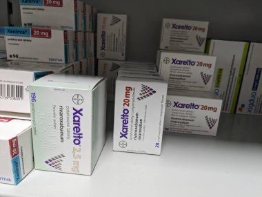 Prag, Çek Cumhuriyeti - 10 Temmuz 2024: BAYER tarafından kullanılan ve kan pıhtılarının önlenmesi ve tedavisinde kullanılan RİVAROXABAN aktif maddesi içeren XARELTO ilaç kutusu.