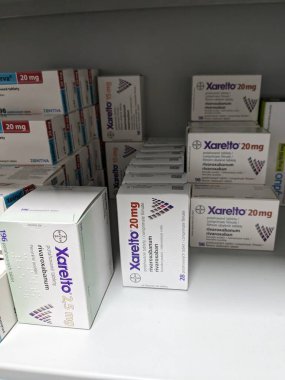 Prag, Çek Cumhuriyeti - 10 Temmuz 2024: BAYER tarafından kullanılan ve kan pıhtılarının önlenmesi ve tedavisinde kullanılan RİVAROXABAN aktif maddesi içeren XARELTO ilaç kutusu.