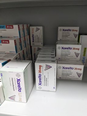 Prag, Çek Cumhuriyeti - 10 Temmuz 2024: BAYER tarafından kullanılan ve kan pıhtılarının önlenmesi ve tedavisinde kullanılan RİVAROXABAN aktif maddesi içeren XARELTO ilaç kutusu.