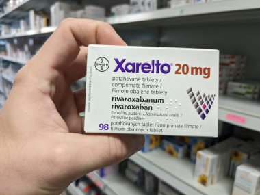 Prag, Çek Cumhuriyeti - 10 Temmuz 2024: BAYER tarafından kullanılan ve kan pıhtılarının önlenmesi ve tedavisinde kullanılan RİVAROXABAN aktif maddesi içeren XARELTO ilaç kutusu.