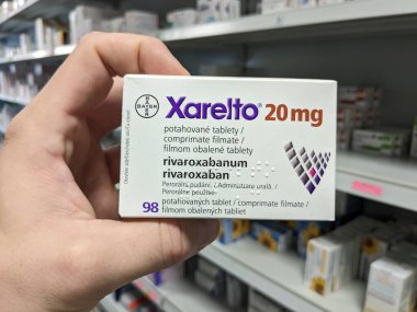 Prag, Çek Cumhuriyeti - 10 Temmuz 2024: BAYER tarafından kullanılan ve kan pıhtılarının önlenmesi ve tedavisinde kullanılan RİVAROXABAN aktif maddesi içeren XARELTO ilaç kutusu.