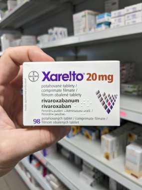 Prag, Çek Cumhuriyeti - 10 Temmuz 2024: BAYER tarafından kullanılan ve kan pıhtılarının önlenmesi ve tedavisinde kullanılan RİVAROXABAN aktif maddesi içeren XARELTO ilaç kutusu.