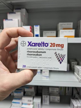 Prag, Çek Cumhuriyeti - 10 Temmuz 2024: BAYER tarafından kullanılan ve kan pıhtılarının önlenmesi ve tedavisinde kullanılan RİVAROXABAN aktif maddesi içeren XARELTO ilaç kutusu.