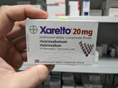 Prag, Çek Cumhuriyeti - 10 Temmuz 2024: BAYER tarafından kullanılan ve kan pıhtılarının önlenmesi ve tedavisinde kullanılan RİVAROXABAN aktif maddesi içeren XARELTO ilaç kutusu.