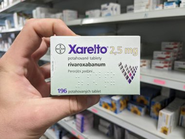 Prag, Çek Cumhuriyeti - 10 Temmuz 2024: BAYER tarafından kullanılan ve kan pıhtılarının önlenmesi ve tedavisinde kullanılan RİVAROXABAN aktif maddesi içeren XARELTO ilaç kutusu.