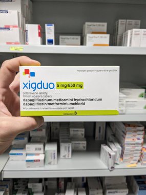 Prag, Çek Cumhuriyeti - 10 Temmuz 2024: Tip 2 diyabet ve kan şekeri kontrolünde kullanılan DAPAGLIFLOZIN ve METFORMIN aktif maddeleriyle XIGDUO ilaç kutusu.