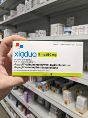 Prag, Çek Cumhuriyeti - 10 Temmuz 2024: Tip 2 diyabet ve kan şekeri kontrolünde kullanılan DAPAGLIFLOZIN ve METFORMIN aktif maddeleriyle XIGDUO ilaç kutusu.