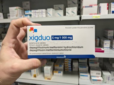 Prag, Çek Cumhuriyeti - 10 Temmuz 2024: Tip 2 diyabet ve kan şekeri kontrolünde kullanılan DAPAGLIFLOZIN ve METFORMIN aktif maddeleriyle XIGDUO ilaç kutusu.
