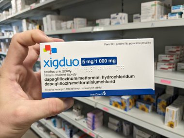 Prag, Çek Cumhuriyeti - 10 Temmuz 2024: Tip 2 diyabet ve kan şekeri kontrolünde kullanılan DAPAGLIFLOZIN ve METFORMIN aktif maddeleriyle XIGDUO ilaç kutusu.