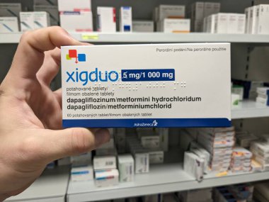Prag, Çek Cumhuriyeti - 10 Temmuz 2024: Tip 2 diyabet ve kan şekeri kontrolünde kullanılan DAPAGLIFLOZIN ve METFORMIN aktif maddeleriyle XIGDUO ilaç kutusu.
