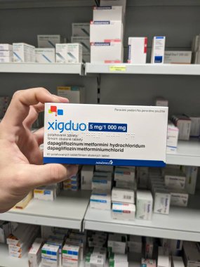 Prag, Çek Cumhuriyeti - 10 Temmuz 2024: Tip 2 diyabet ve kan şekeri kontrolünde kullanılan DAPAGLIFLOZIN ve METFORMIN aktif maddeleriyle XIGDUO ilaç kutusu.