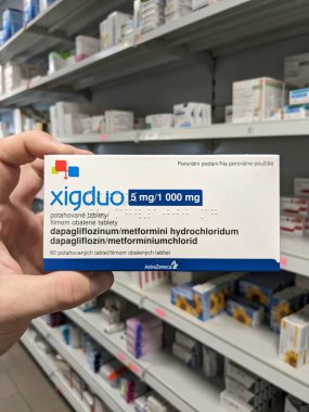 Prag, Çek Cumhuriyeti - 10 Temmuz 2024: Tip 2 diyabet ve kan şekeri kontrolünde kullanılan DAPAGLIFLOZIN ve METFORMIN aktif maddeleriyle XIGDUO ilaç kutusu.