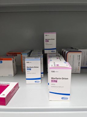 Prag, Çek Cumhuriyeti - 10 Temmuz 2024: WARFARIN ORION ilaç kutusu ORION tarafından aktif madde, kan pıhtılarının önlenmesi ve tedavisinde kullanılır.