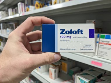 Prag, Çek Cumhuriyeti - 10 Temmuz 2024: PFIZER 'in SERTRALINE aktif maddesiyle birlikte ZOLOFT ilaç kutusu, depresyon ve anksiyete bozukluklarının tedavisinde kullanılır.
