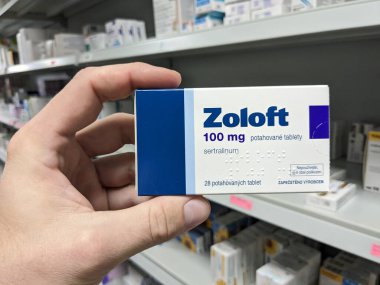 Prag, Çek Cumhuriyeti - 10 Temmuz 2024: PFIZER 'in SERTRALINE aktif maddesiyle birlikte ZOLOFT ilaç kutusu, depresyon ve anksiyete bozukluklarının tedavisinde kullanılır.