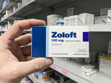 Prag, Çek Cumhuriyeti - 10 Temmuz 2024: PFIZER 'in SERTRALINE aktif maddesiyle birlikte ZOLOFT ilaç kutusu, depresyon ve anksiyete bozukluklarının tedavisinde kullanılır.