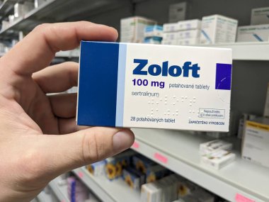 Prag, Çek Cumhuriyeti - 10 Temmuz 2024: PFIZER 'in SERTRALINE aktif maddesiyle birlikte ZOLOFT ilaç kutusu, depresyon ve anksiyete bozukluklarının tedavisinde kullanılır.
