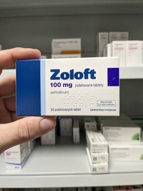 Prag, Çek Cumhuriyeti - 10 Temmuz 2024: PFIZER 'in SERTRALINE aktif maddesiyle birlikte ZOLOFT ilaç kutusu, depresyon ve anksiyete bozukluklarının tedavisinde kullanılır.