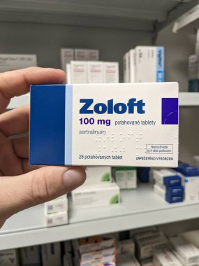 Prag, Çek Cumhuriyeti - 10 Temmuz 2024: PFIZER 'in SERTRALINE aktif maddesiyle birlikte ZOLOFT ilaç kutusu, depresyon ve anksiyete bozukluklarının tedavisinde kullanılır.