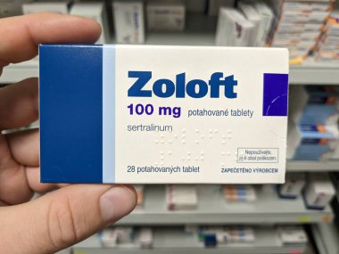 Prag, Çek Cumhuriyeti - 10 Temmuz 2024: PFIZER 'in SERTRALINE aktif maddesiyle birlikte ZOLOFT ilaç kutusu, depresyon ve anksiyete bozukluklarının tedavisinde kullanılır.