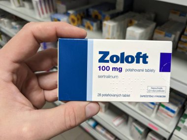 Prag, Çek Cumhuriyeti - 10 Temmuz 2024: PFIZER 'in SERTRALINE aktif maddesiyle birlikte ZOLOFT ilaç kutusu, depresyon ve anksiyete bozukluklarının tedavisinde kullanılır.