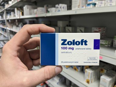 Prag, Çek Cumhuriyeti - 10 Temmuz 2024: PFIZER 'in SERTRALINE aktif maddesiyle birlikte ZOLOFT ilaç kutusu, depresyon ve anksiyete bozukluklarının tedavisinde kullanılır.