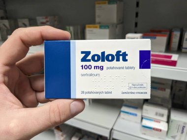 Prag, Çek Cumhuriyeti - 10 Temmuz 2024: PFIZER 'in SERTRALINE aktif maddesiyle birlikte ZOLOFT ilaç kutusu, depresyon ve anksiyete bozukluklarının tedavisinde kullanılır.