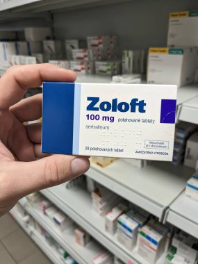Prag, Çek Cumhuriyeti - 10 Temmuz 2024: PFIZER 'in SERTRALINE aktif maddesiyle birlikte ZOLOFT ilaç kutusu, depresyon ve anksiyete bozukluklarının tedavisinde kullanılır.