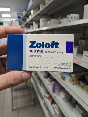 Prag, Çek Cumhuriyeti - 10 Temmuz 2024: PFIZER 'in SERTRALINE aktif maddesiyle birlikte ZOLOFT ilaç kutusu, depresyon ve anksiyete bozukluklarının tedavisinde kullanılır.