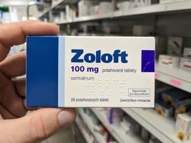 Prag, Çek Cumhuriyeti - 10 Temmuz 2024: PFIZER 'in SERTRALINE aktif maddesiyle birlikte ZOLOFT ilaç kutusu, depresyon ve anksiyete bozukluklarının tedavisinde kullanılır.