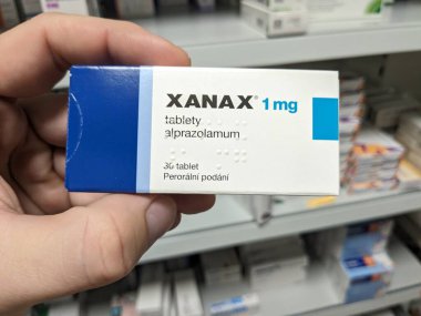 Prag, Çek Cumhuriyeti - 10 Temmuz 2024: PFIZER tarafından kullanılan XANAX kutu dolusu ALPRAZOLAM aktif madde, anksiyete ve panik bozukluğunun tedavisinde kullanıldı.